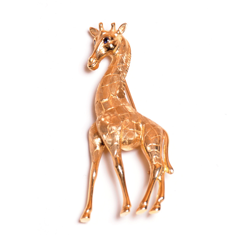 gold giraffe pin